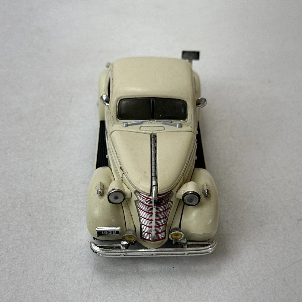 1938 Chevrolet Master Deluxe Business Coupe National Motor Museum 1:32 Cream